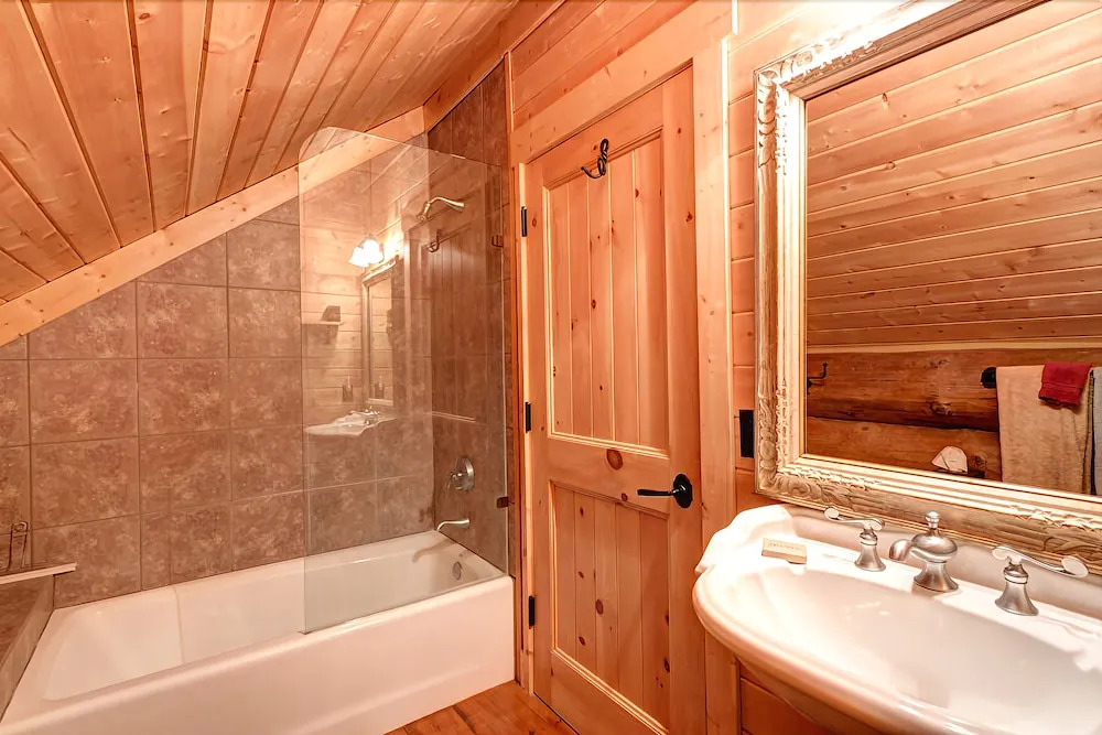 #1686 Custom Built Log Cabin - Indiana Creek Lodge - True Gem With Log Cabin Ambiance!