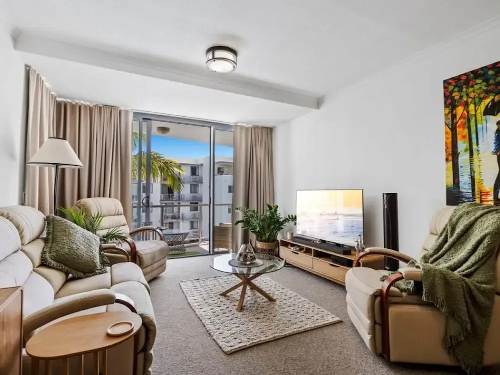 Swell Apartments - by Burleigh Letting