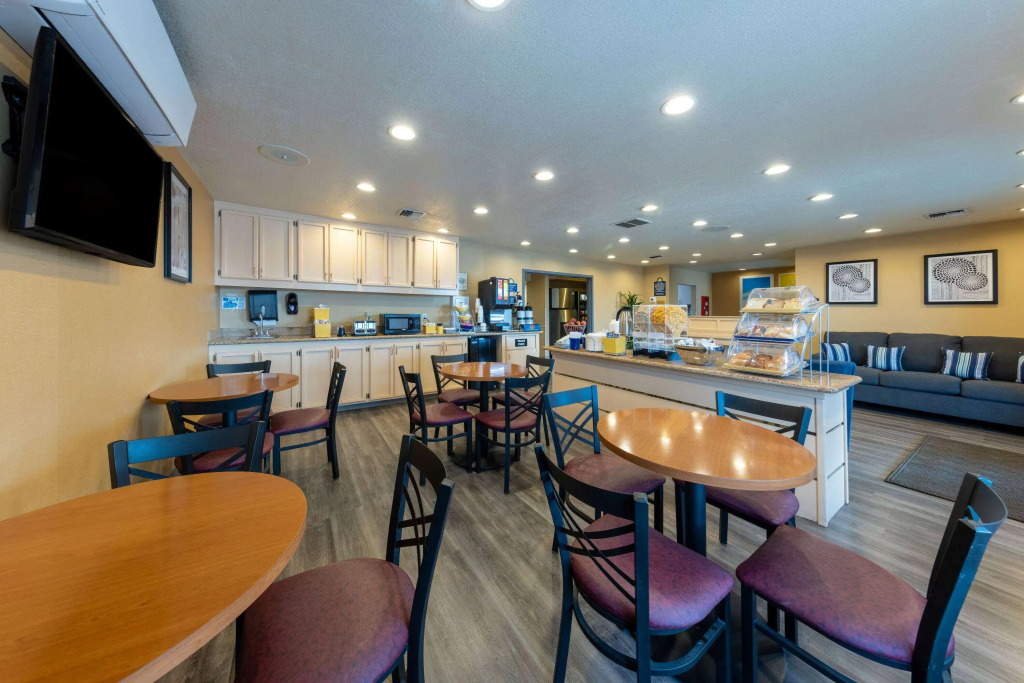 Days Inn by Wyndham Lathrop