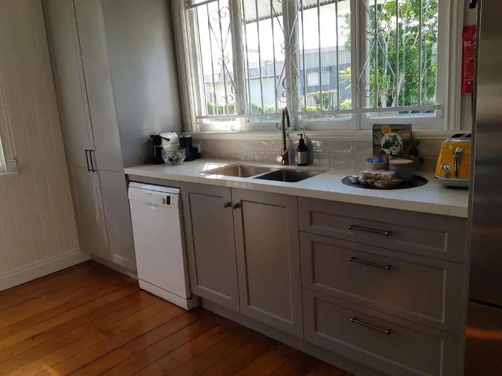 The Indooroopilly Queenslander - 4 Bedroom Family Home - Private Pool - Wifi - Netflix