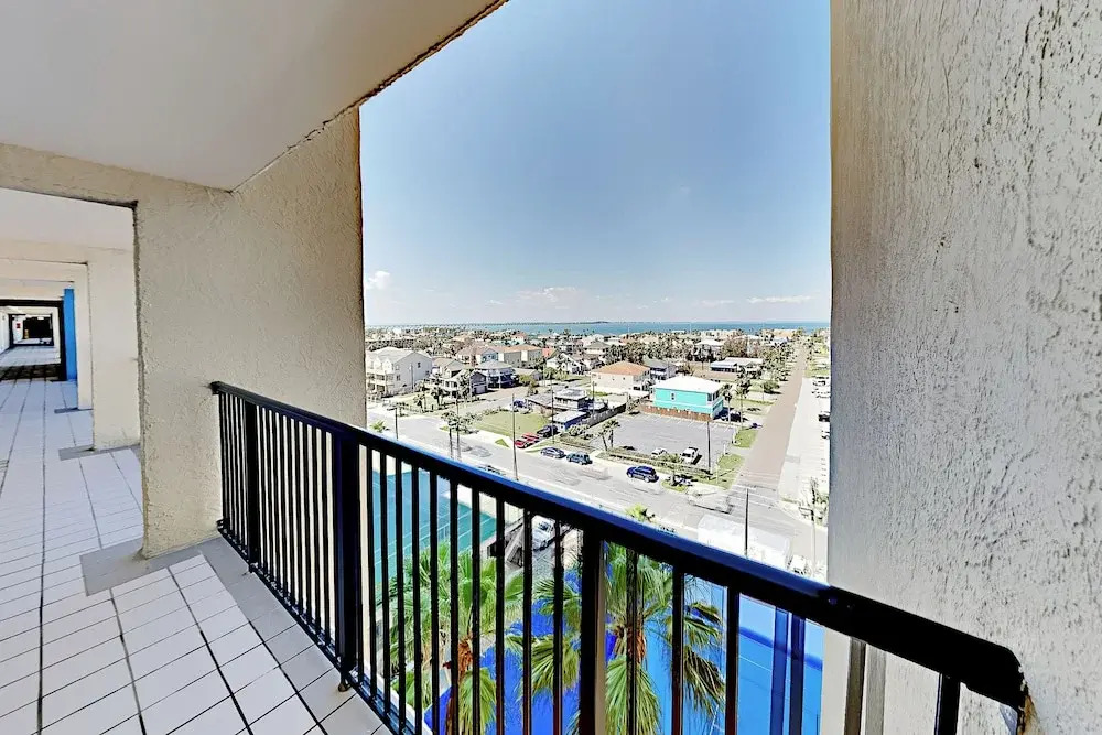 3BR w/ Wraparound Balcony: Suntide III - Unit 901