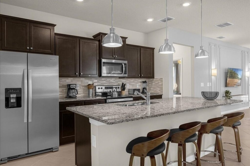 7 Bedroomss/ Windsor Cay Home