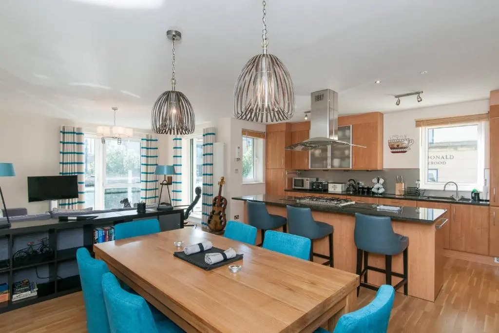 379 Luxury 3 Bedroom City Centre Apartment With Private Parking and Lovely Views Over Arthur s Seat