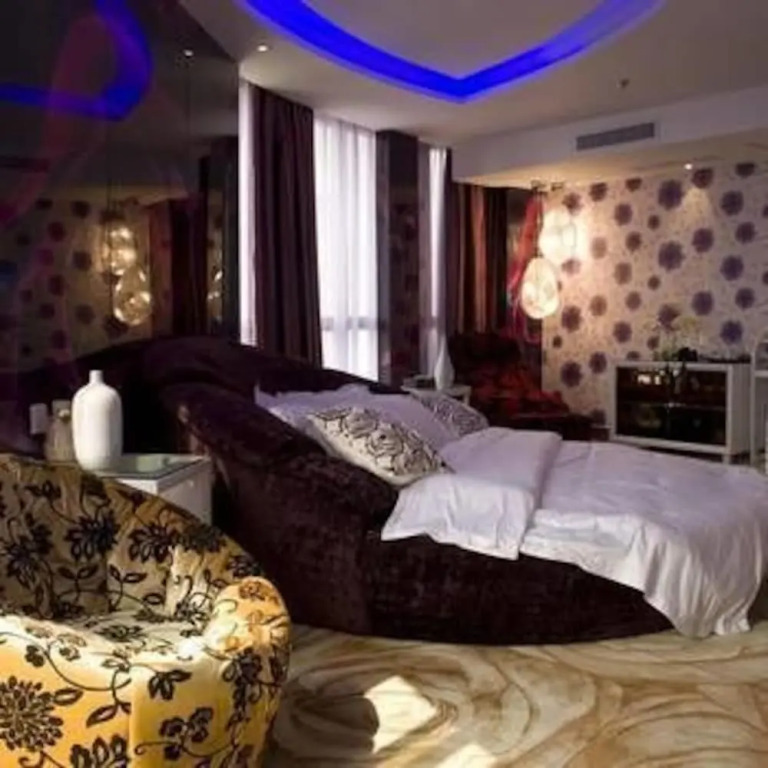 Colourful Season Hotel