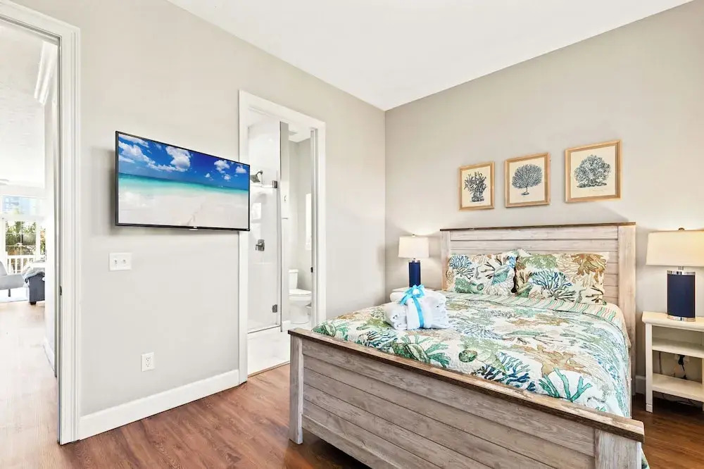 Sailors Cove: 5-bedroom, 4.5 Baths, Sleeps 12! Steps Away From the Beach!