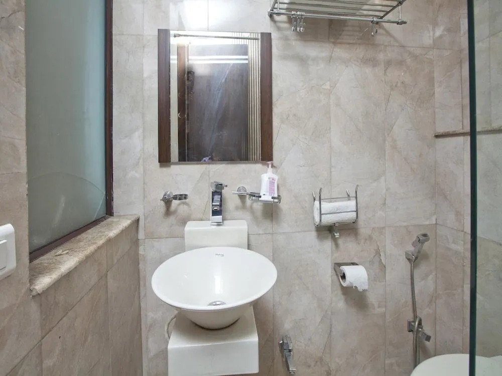 OYO 2216 Hotel Live Inn
