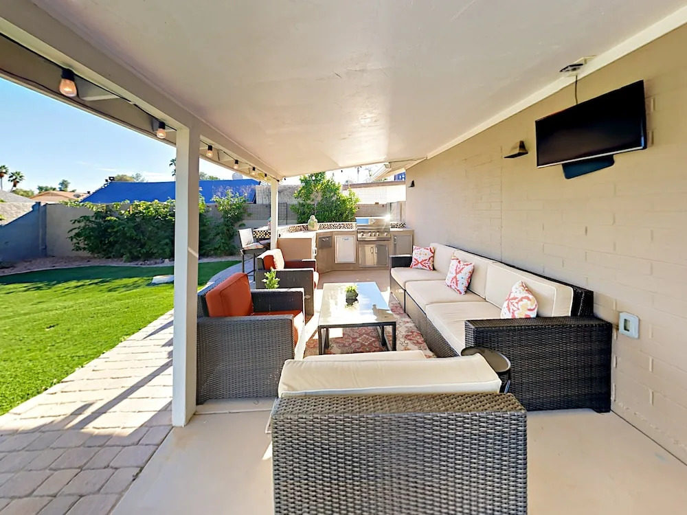 Stylish Desert Oasis - 3 Br Home