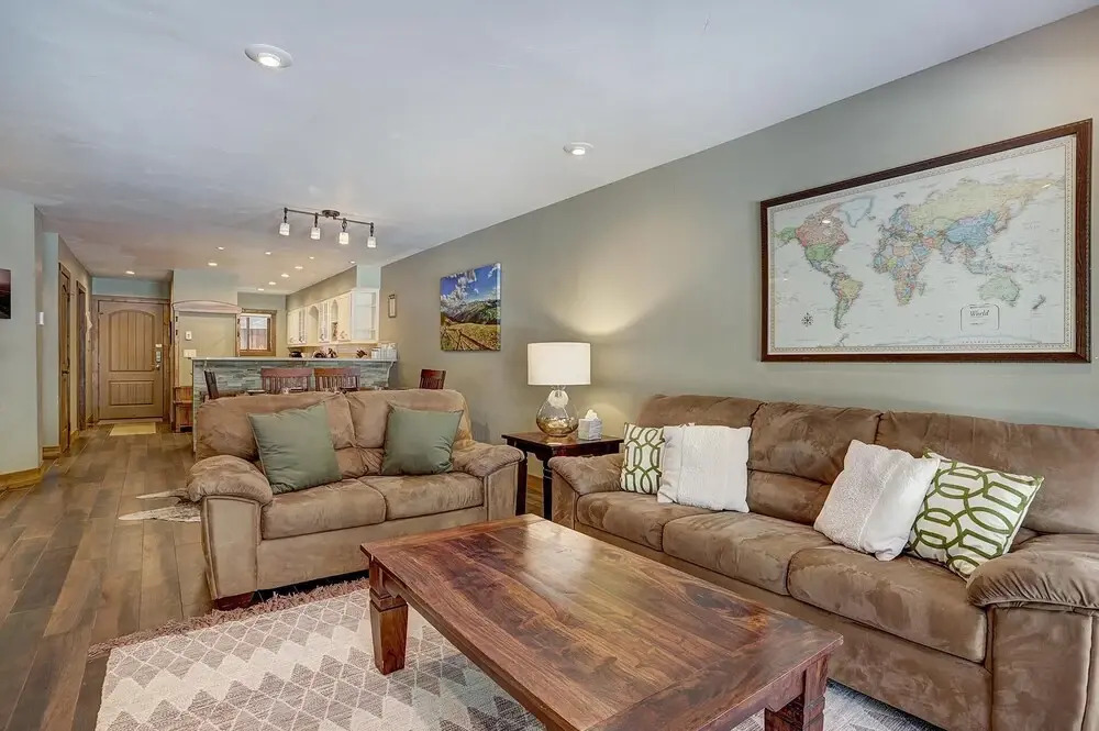Ski-in Condo Steps From Downtown!! + Free Parking!