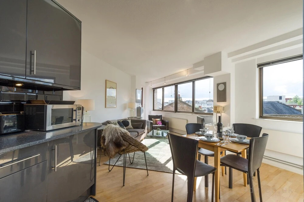 Apartment 8, County House, Central London