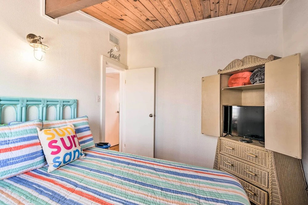 Gulf Coast Views! Coastal Winter Gem in Galveston