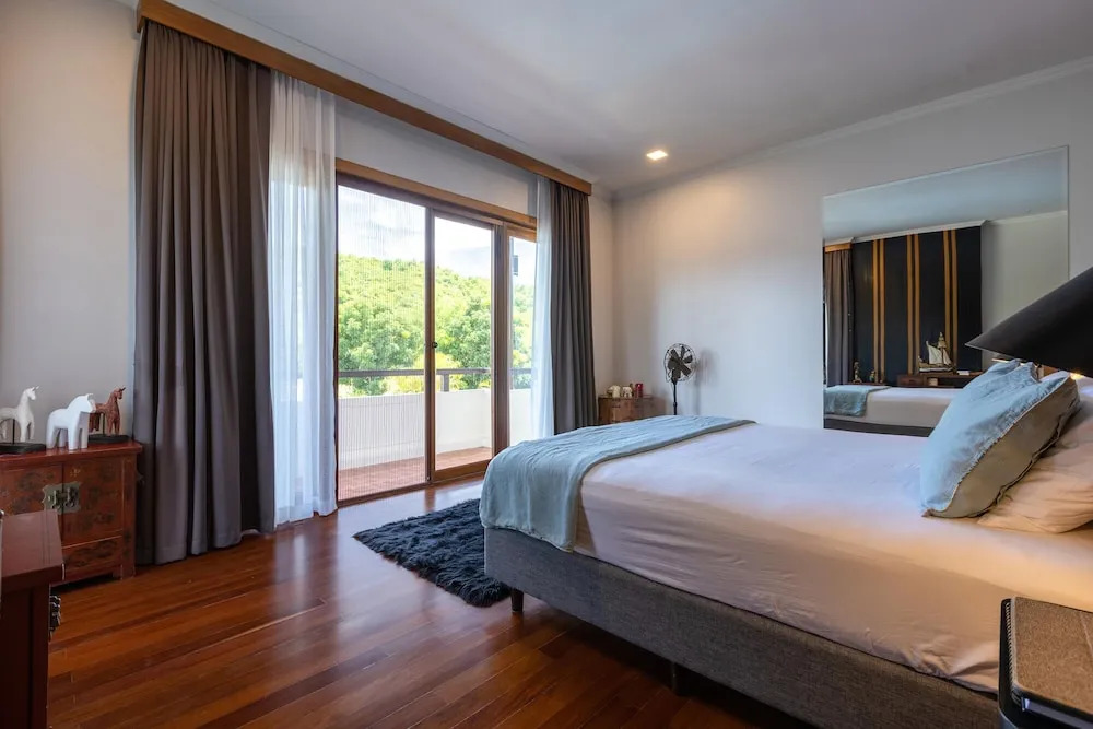 Large 6 Bed Luxury Villa on the Golf Course (PHJ)