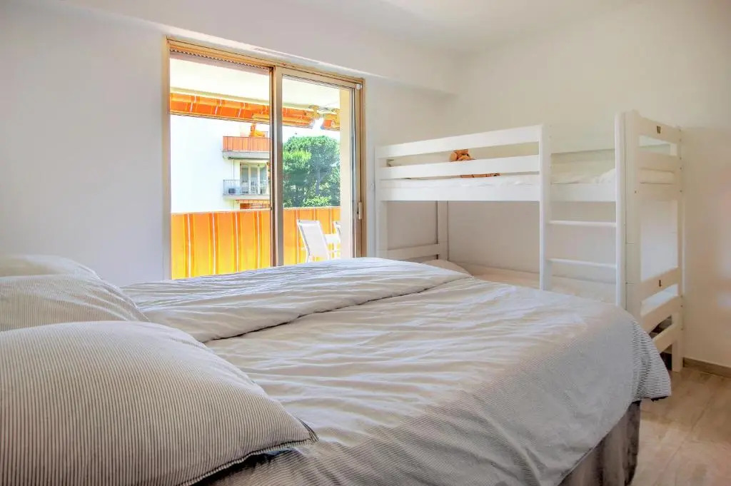 Modern Family Home 5 min to Beach +Pool +Garage