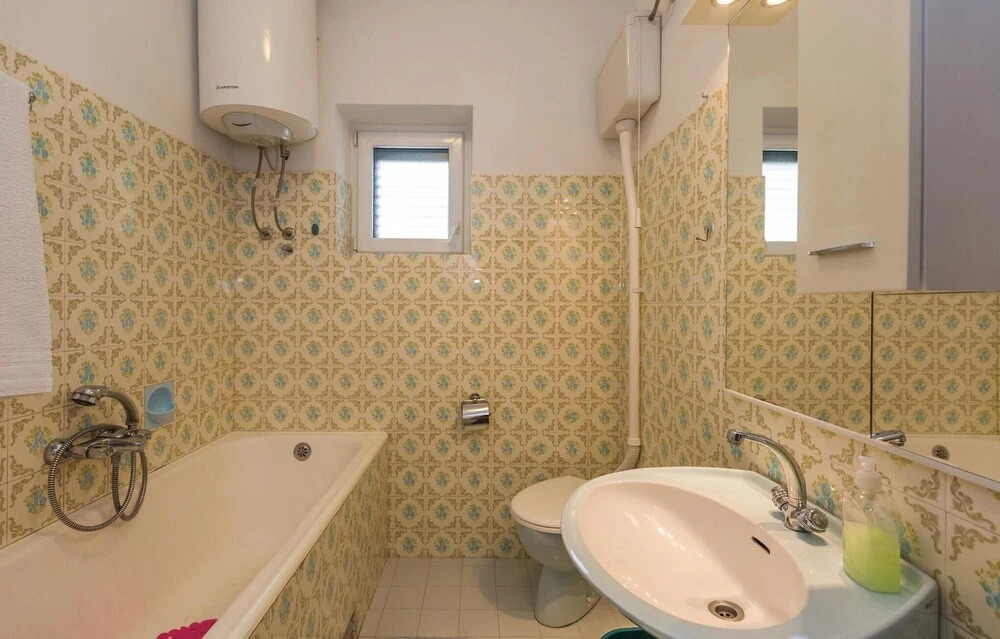 Beautiful Home in Makarska With Wifi and 2 Bedrooms