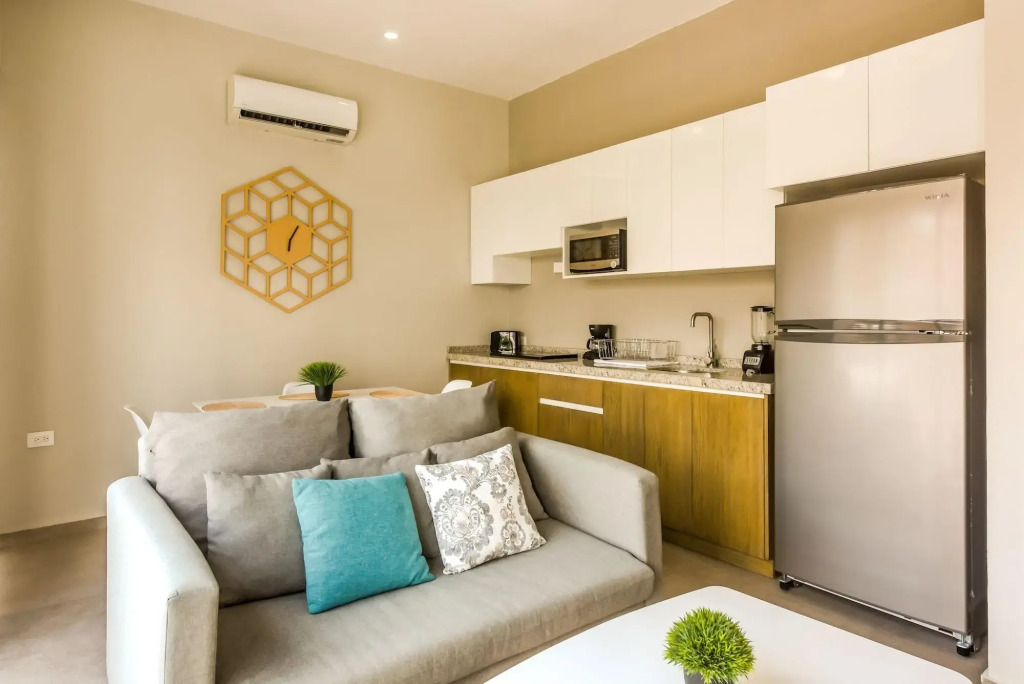 Splash Pool, Rooftop Terrace, Patio, Beach 4 Blks