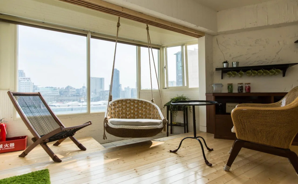Mr. Lobster’s Secret Den design hostel