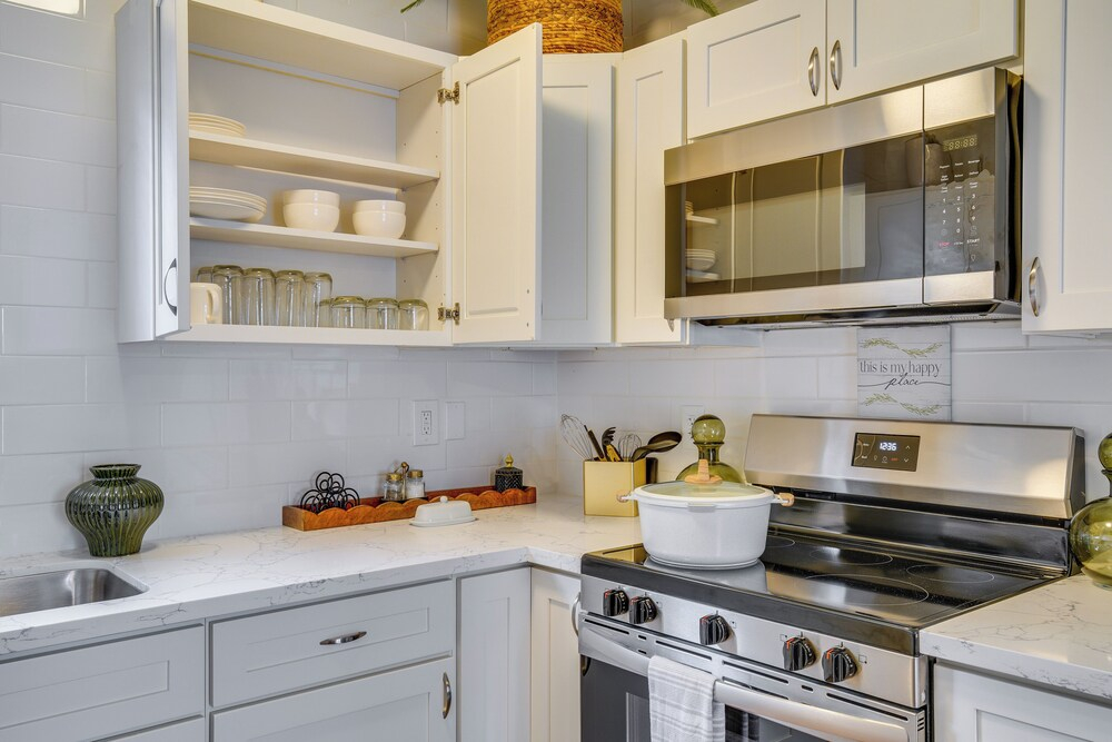 Easy Access to Dtwn Tacoma! Stylish Couples Condo