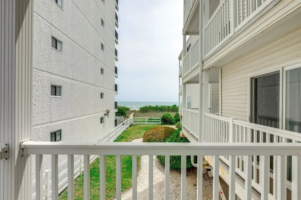 1 Mi to Barefoot Landing: Condo w/ Pool Access!