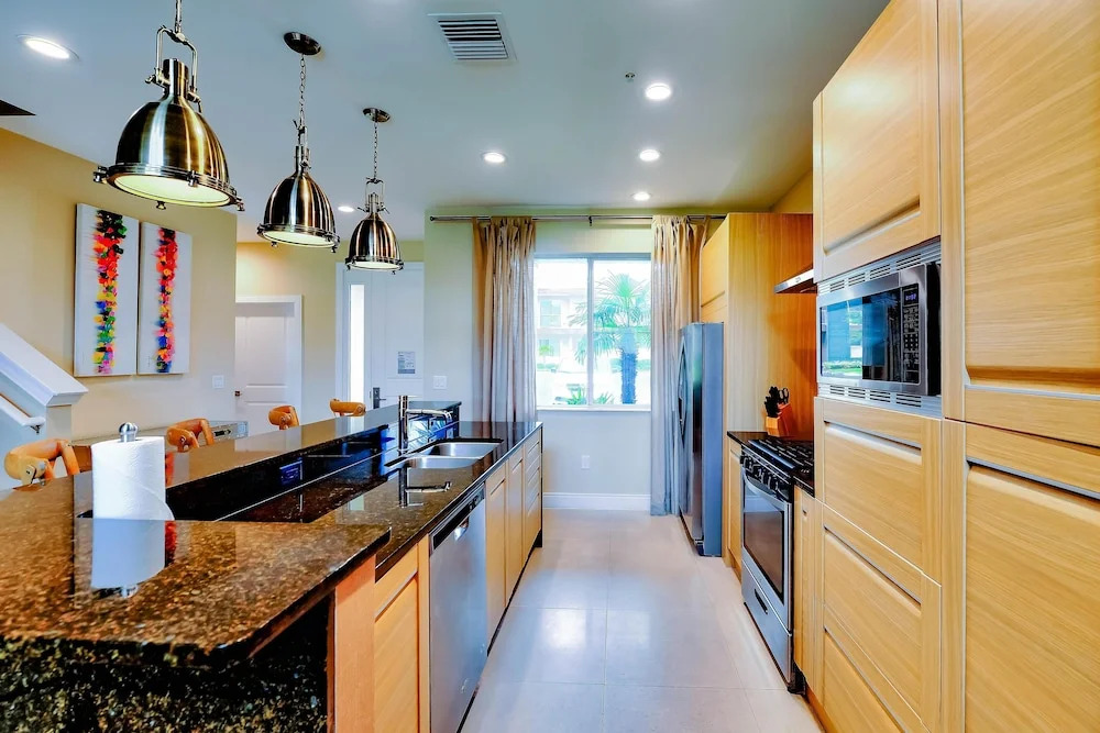 Beautiful Townhome Overlooking The Lake And The Pool
