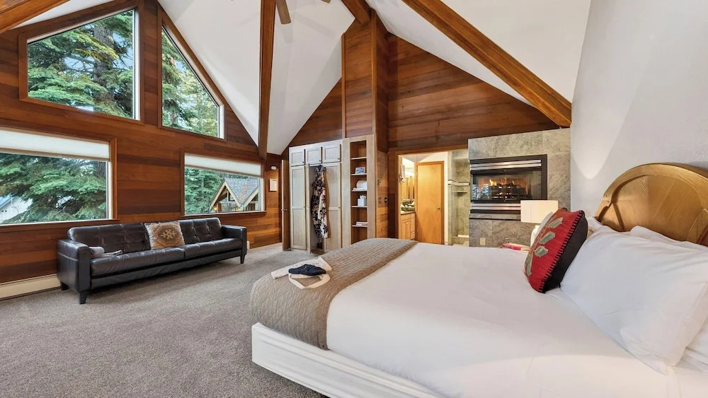 Grand Elk Chalet by Avantstay Private Beach + Pier + Hot Tub Historic A-frame in Carnelian Bay Near Tahoe City + Hiking Trails