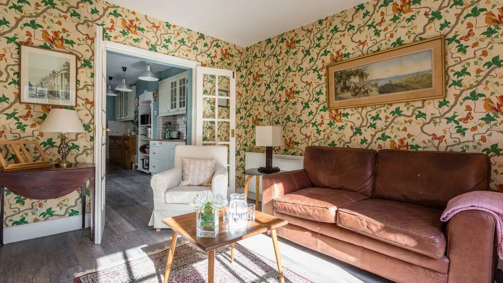 Traditional and Colourful 2BR Garden Flat in Parsons Green