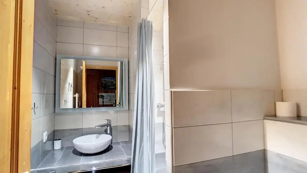 Appartement-3-Chambres-8-Couchages-Wifi-Montriond-Chebourins