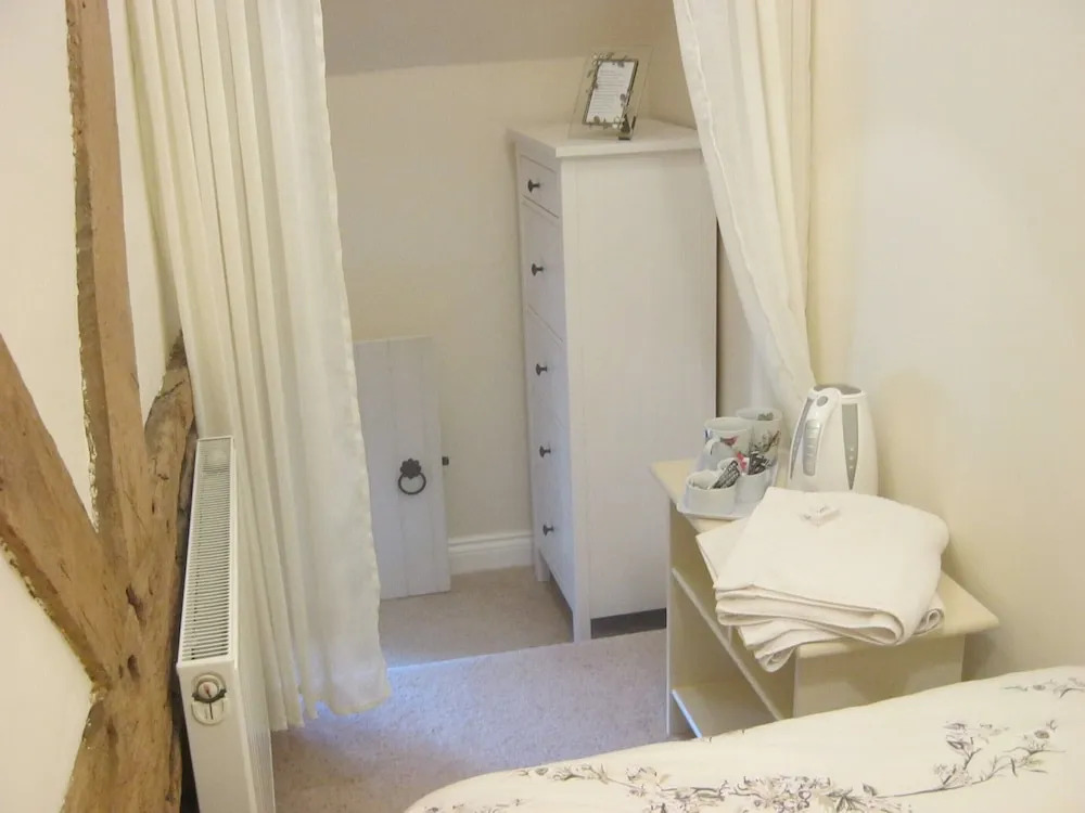 THE MOATS - CODDINGTON A small private thatched cottage B&B located in quiet countryside between Ledbury and Malvern - convenient for the Malvern Three Counties Showground and 5 miles from excellent shops restaurants and Ledbury Poetry Festival