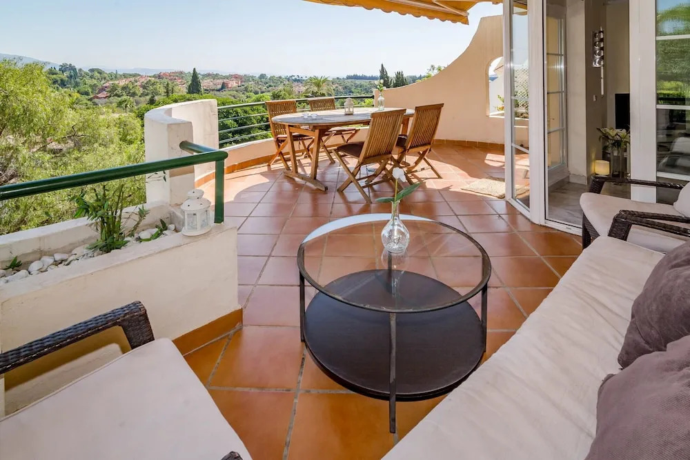 SAT - Contemporary Apartment in Puerto Banus