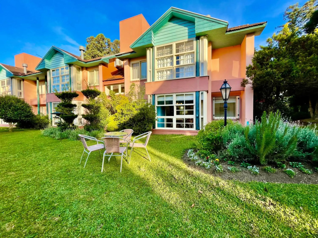 Apartamento Belo Jardim! Com LAREIRA 500 metros do LAGONEGRO, VISTA para Jardim em CONDOMINIO FECHAD0 com GARAGEM e Wi-Fi e PETFRIENDLY