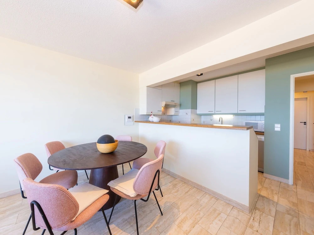 Apartment with sunny terrace and sea view