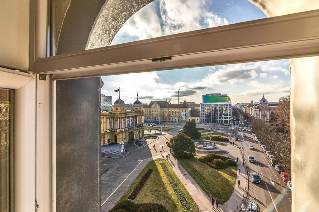 Modern City-Centre Penthouse with Spectacular Views / 135sqm