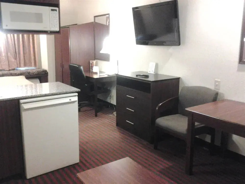Bridgepointe Inn & Suites