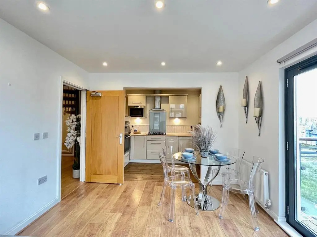 Penthouse Swansea Marina City Centre 100m from Beach