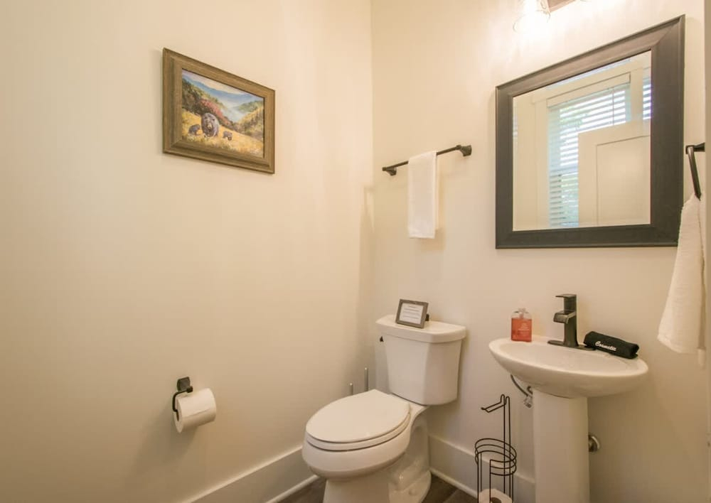 Charming 3BR w Balconies Walk to Flat Rock Playhouse