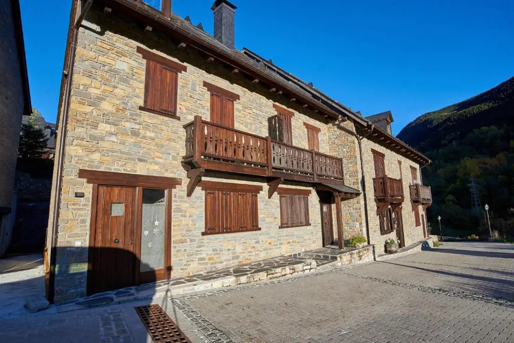 PRECIOSA CASA, NAUT ARAN, ALTO ARAN, GESSA, A 4 KM DE BAQUEIRA, 212 M2 wifi