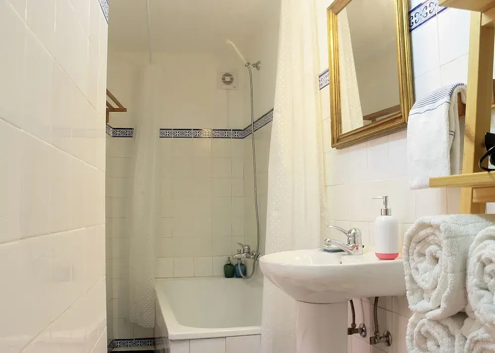 Light Filled Apartment near Chiado, By TimeCooler