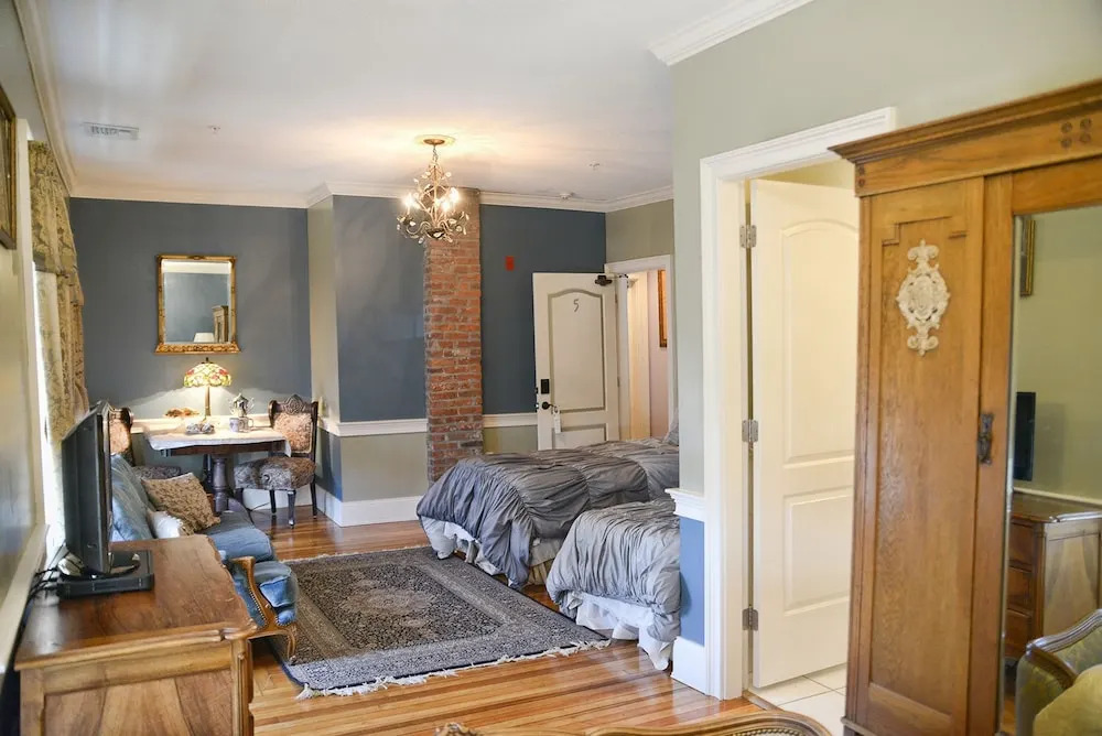 Naomis Inn Bed & Breakfast
