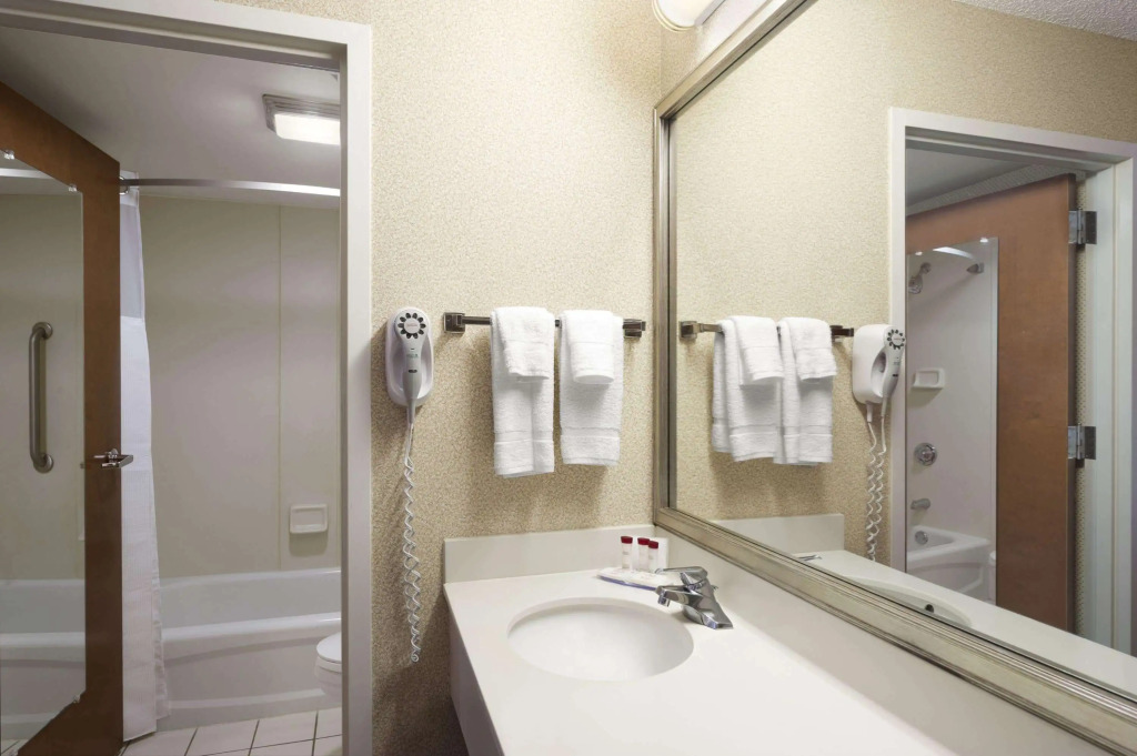 Ramada by Wyndham Suites Orlando Airport- Free Airport Shuttle