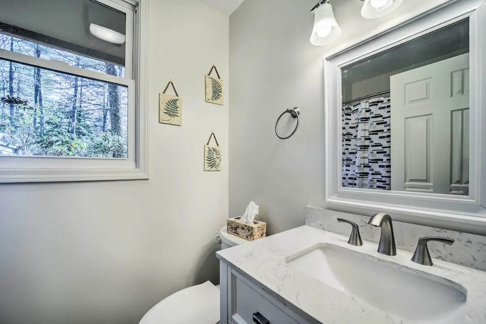 Sapphire Home w/ Grill & Pool Access