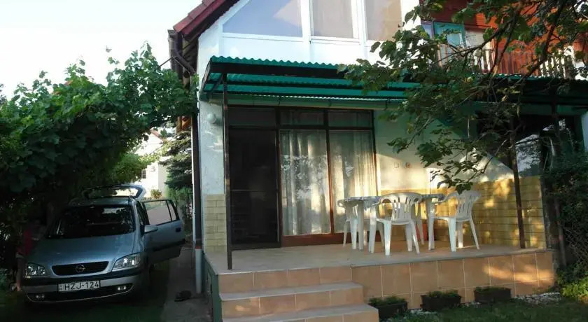 Balatoni nyaraló, Kövestető