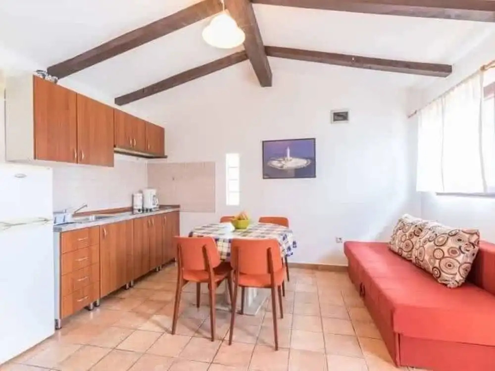 Nice Bungalow With Shared Swimming Pool and Enclosed Garden With Bbq, Pula 5 km Away