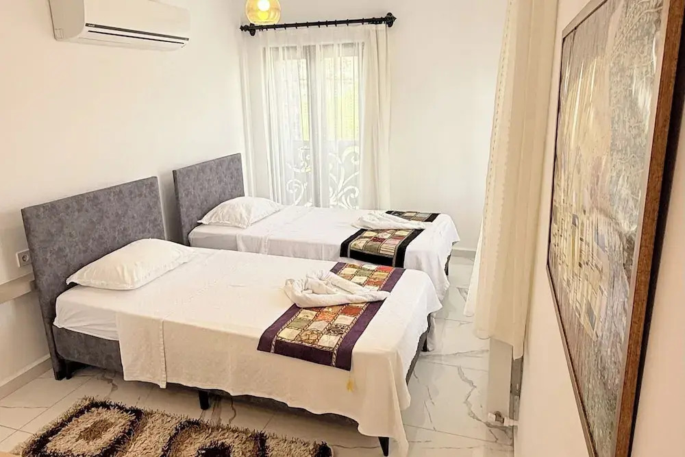 Villa-Sleeps 8-Parking-Pool-Bbq