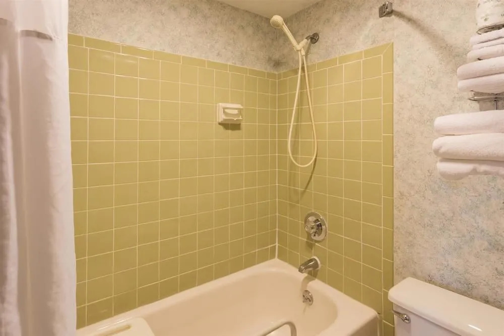 Days Inn by Wyndham Rockford I-90 Walking Distance to Casino