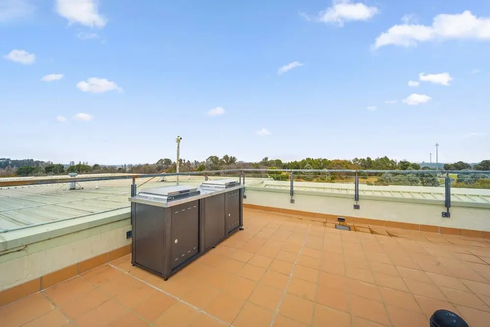 Loft-style CBD 1-bed With Rooftop Terrace & BBQ