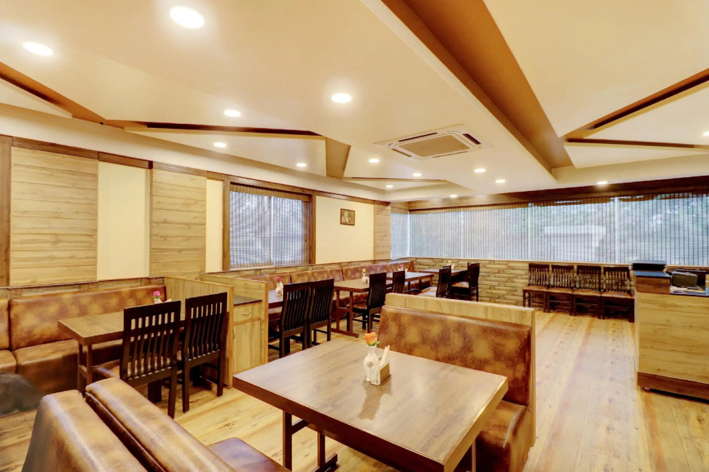 Capital O 43639 Hotel Sri Alok Park