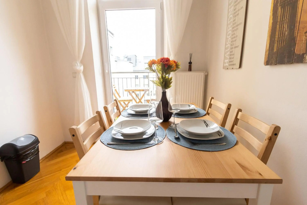Sunshine deluxe apartment with porch near Schönbrunn palace and Westbahnhof