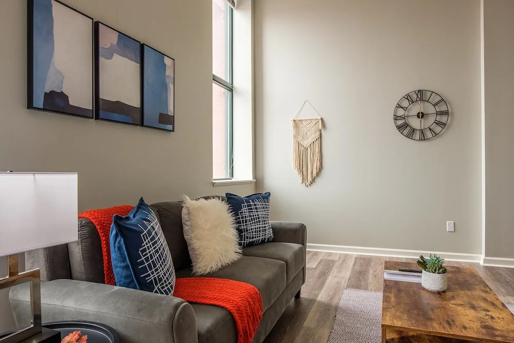 Downtown 1 & 2 BR Apt with Kitchen by Frontdesk