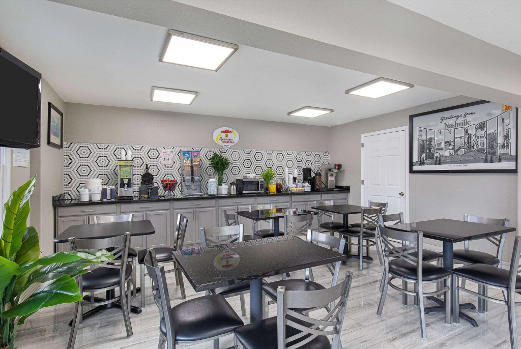 Super 8 by Wyndham Nashville West