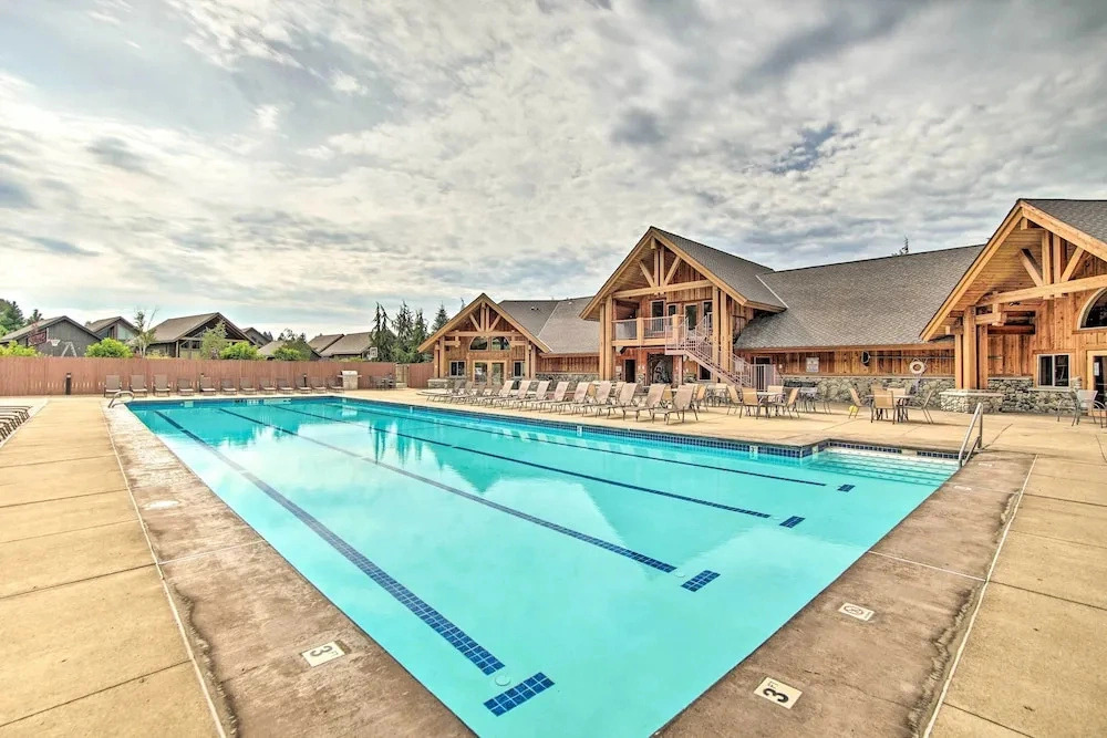 Hot Tub & Fire Pit! Pet-friendly Gem 2 Mi to Lake
