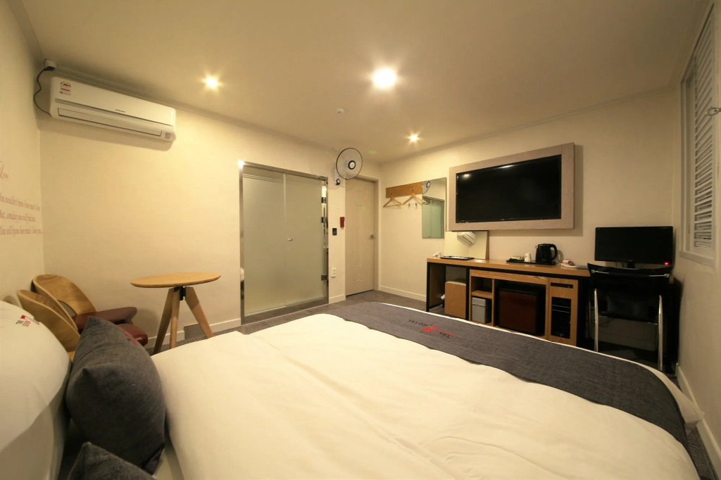 The 7 Hotel
