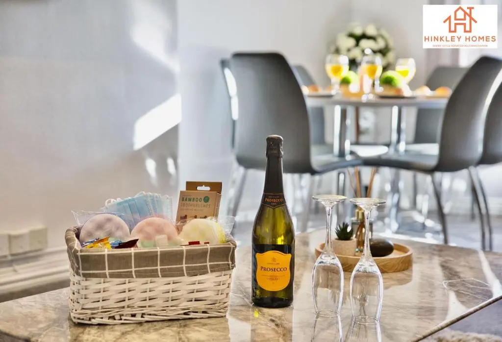 The Highstreet Retreat - Luxurious, Central & Spacious! By Hinkley Homes Short Lets & Serviced Accommodation